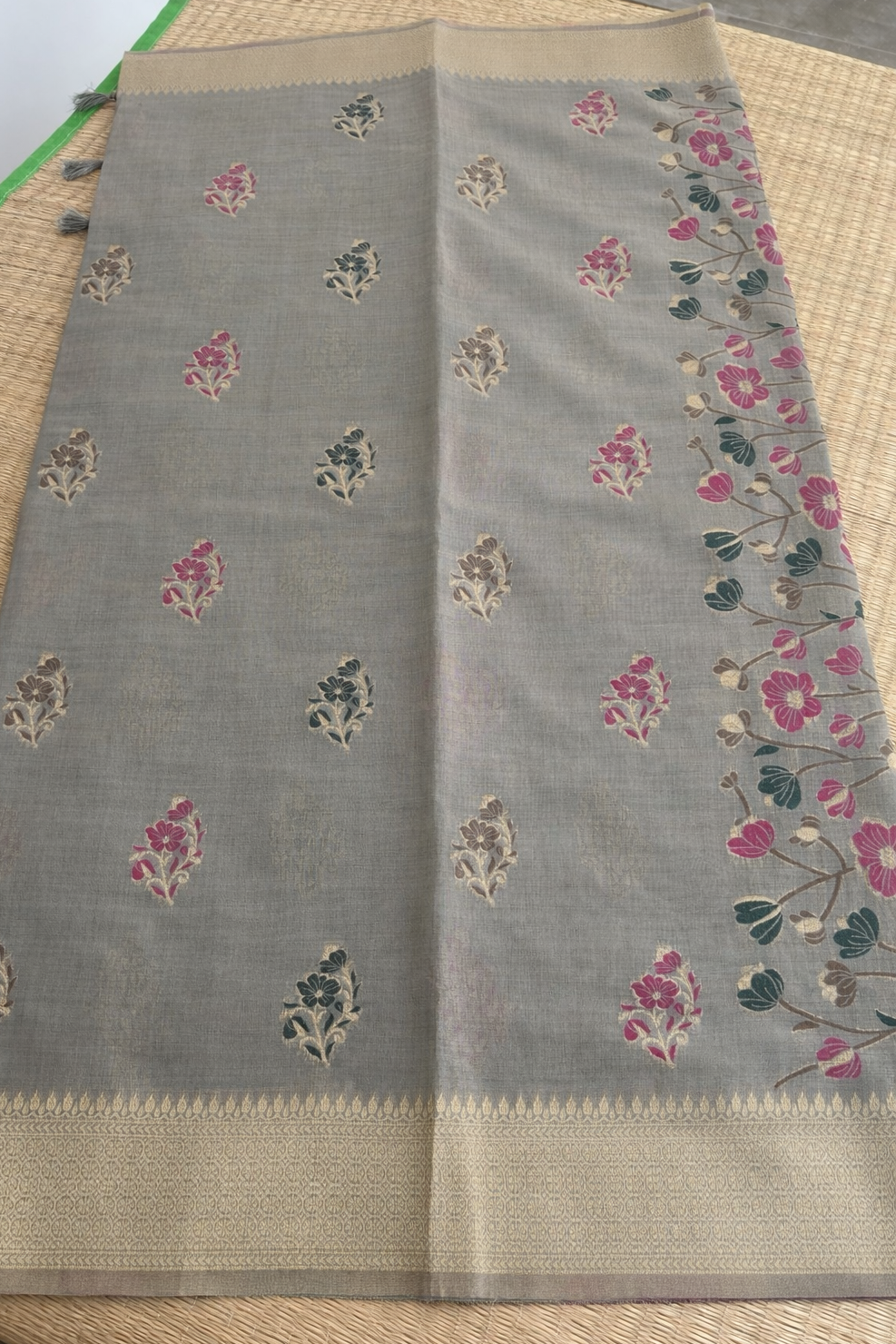 Chanderi Cotton Saree - Grey Summer Flower - Body Detail